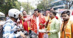 विधायक रामेश्वर शर्मा ने इंद्रपुरी में बांटे फुल, तिलक लगाकर किया नव वर्ष का स्वागत